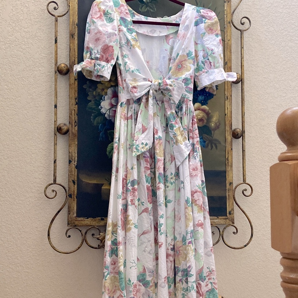 Vtg Ambria Made in USA Deep-V Back Floral Dress with Tie-Back Sash P2P 18 in.